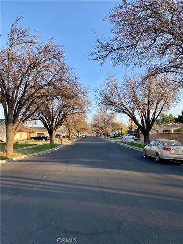 a view of a yard with a fountain