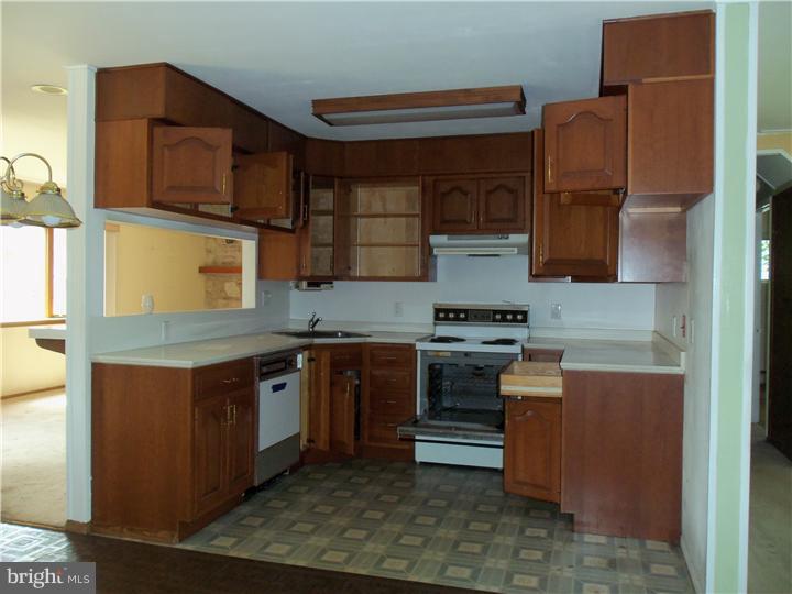 19 Crystal Road Levittown, PA 19057 - Photo 3 of 9 Kitchen
