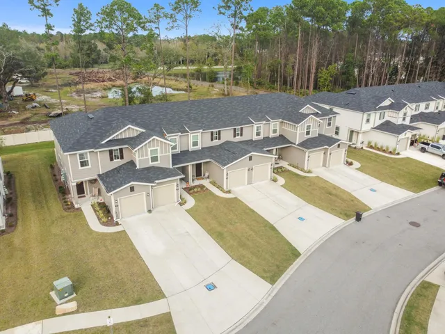 a view of yard with green space