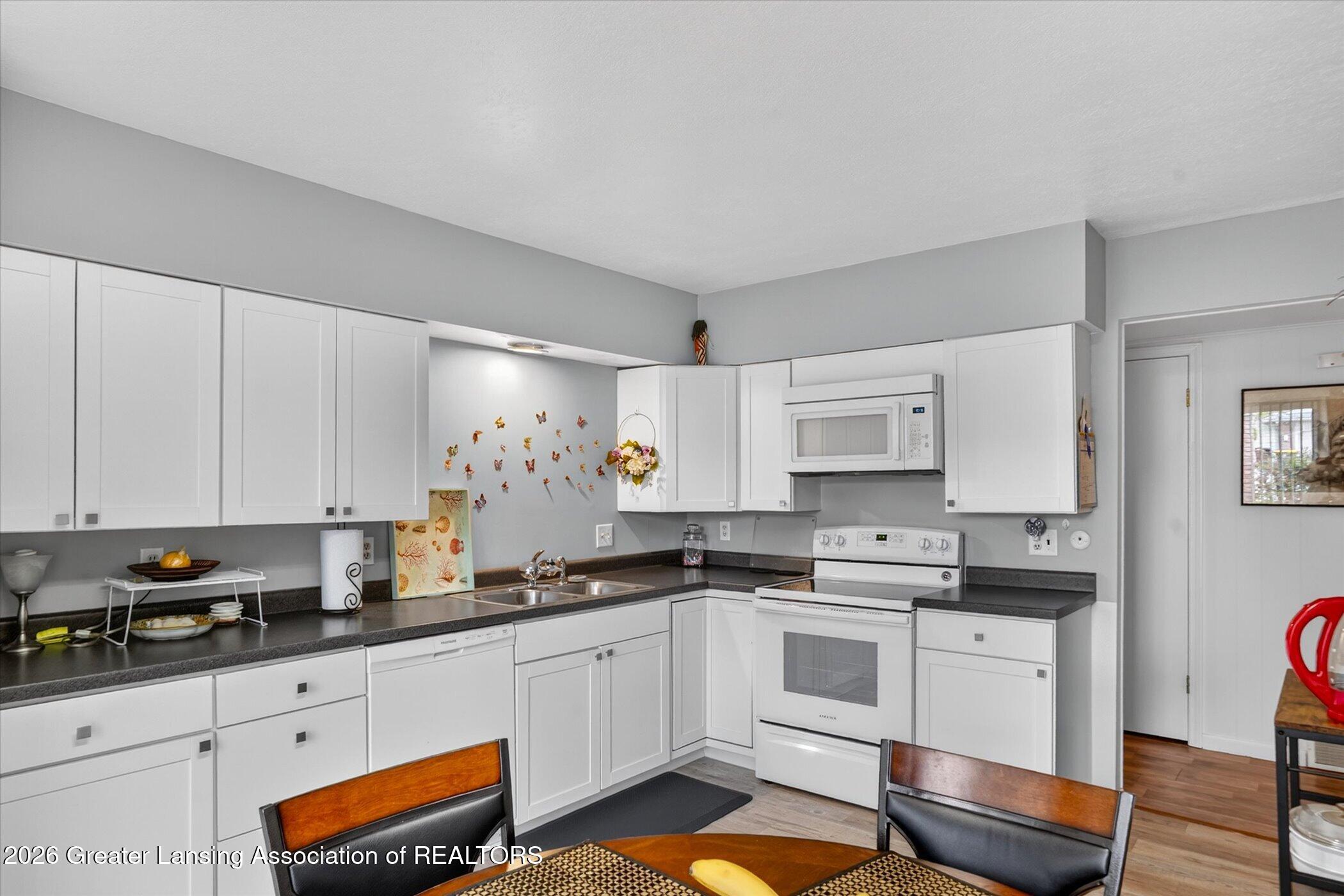 4809 Gull Road, Unit 23 Lansing, MI 48917 - Photo 15 of 26 15-4809-Gull-Rd-apt-23-WindowStill-Real-