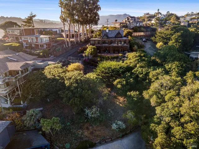 a view of a houses with a yard