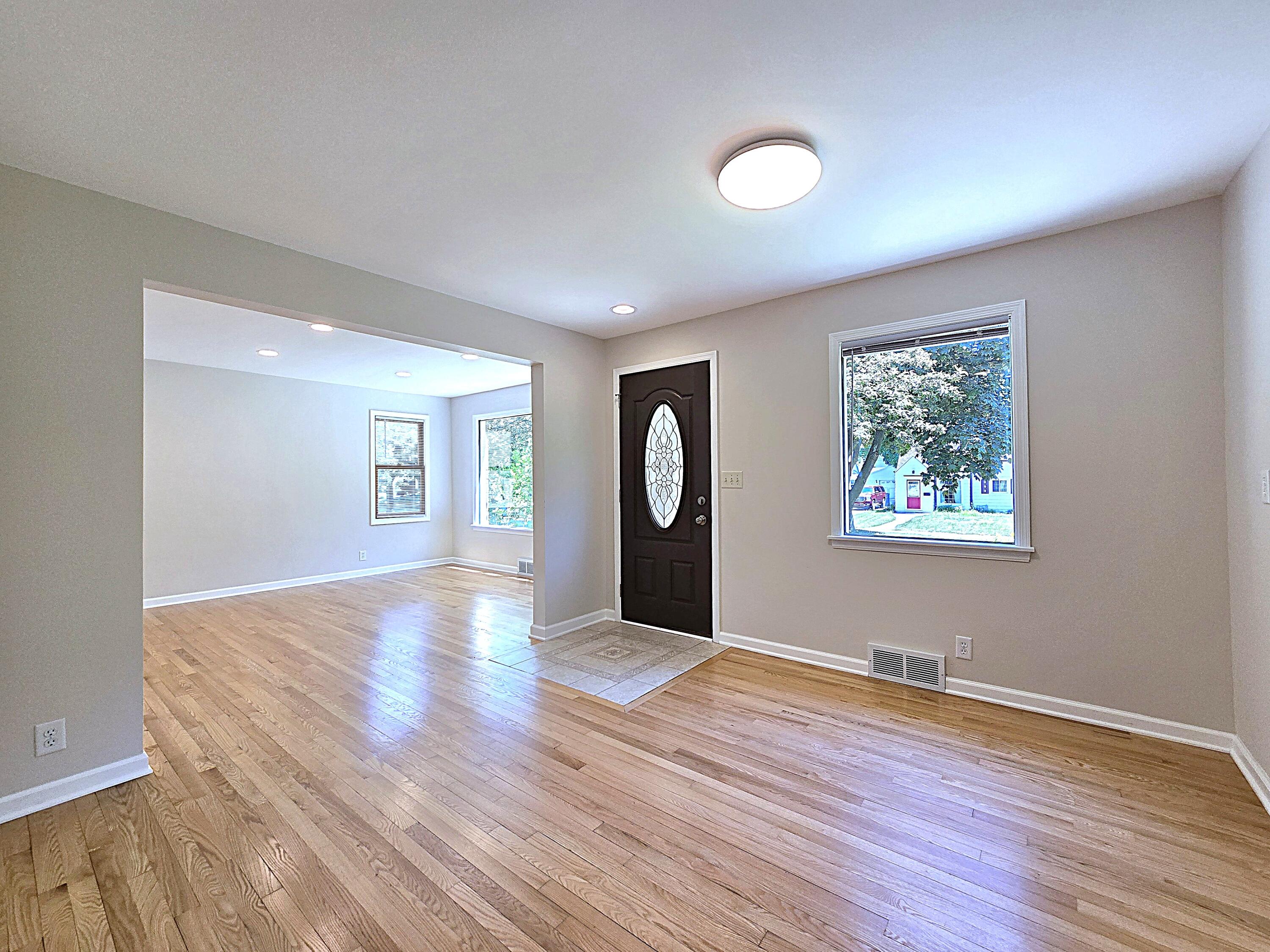 4445 South Burrell Street Milwaukee, WI 53207 - Photo 10 of 44 Dining Room