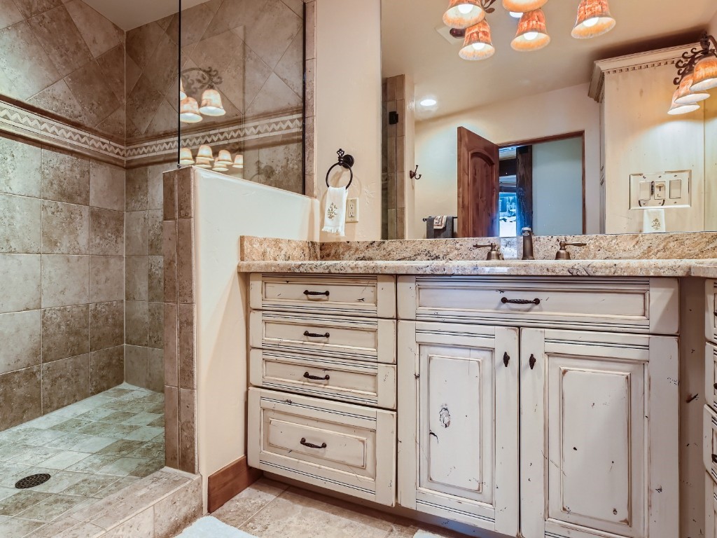 1817 Falcon Drive Silverthorne, CO 80498 - Photo 31 of 37 a spacious bathroom with double sink and a mirror