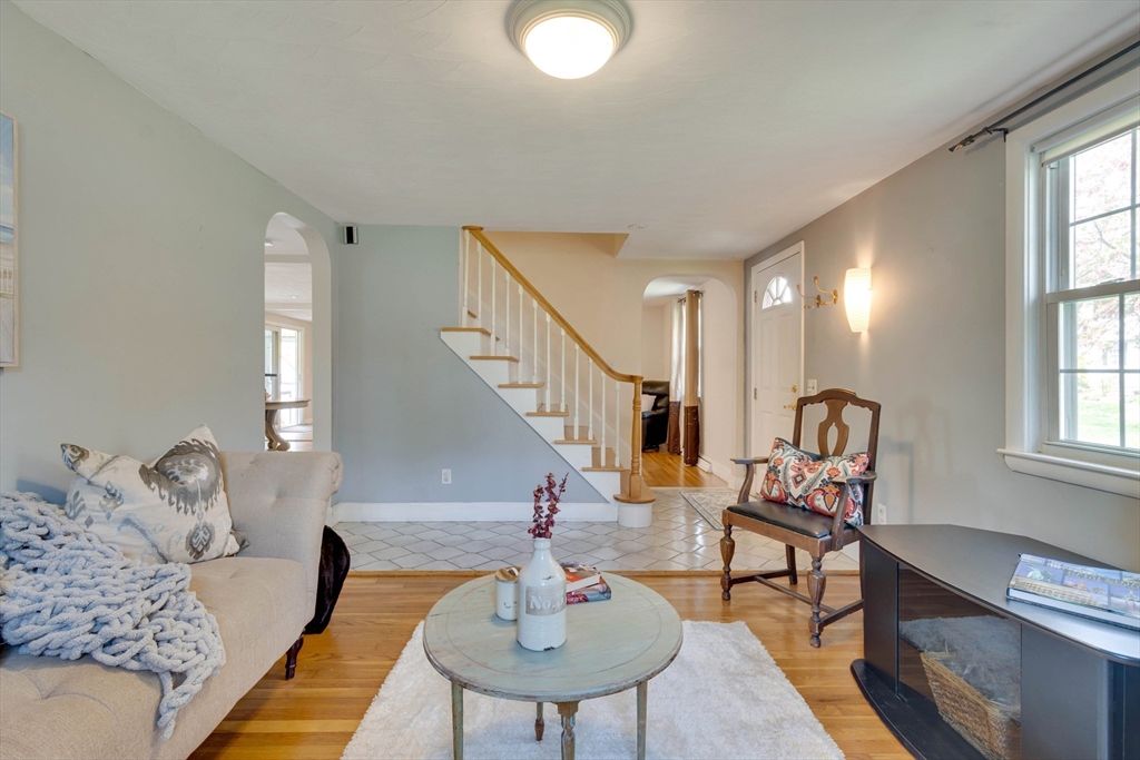 15 Williams Road North Reading, MA 01864 - Photo 18 of 38 a living room with furniture and a potted plant