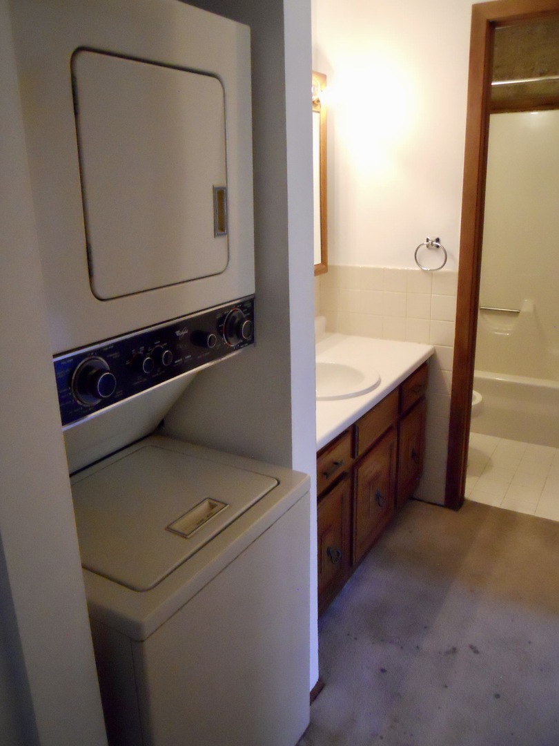 508 Kenneth Circle Elgin, IL 60120 - Photo 12 of 19 a utility room with dryer and washer