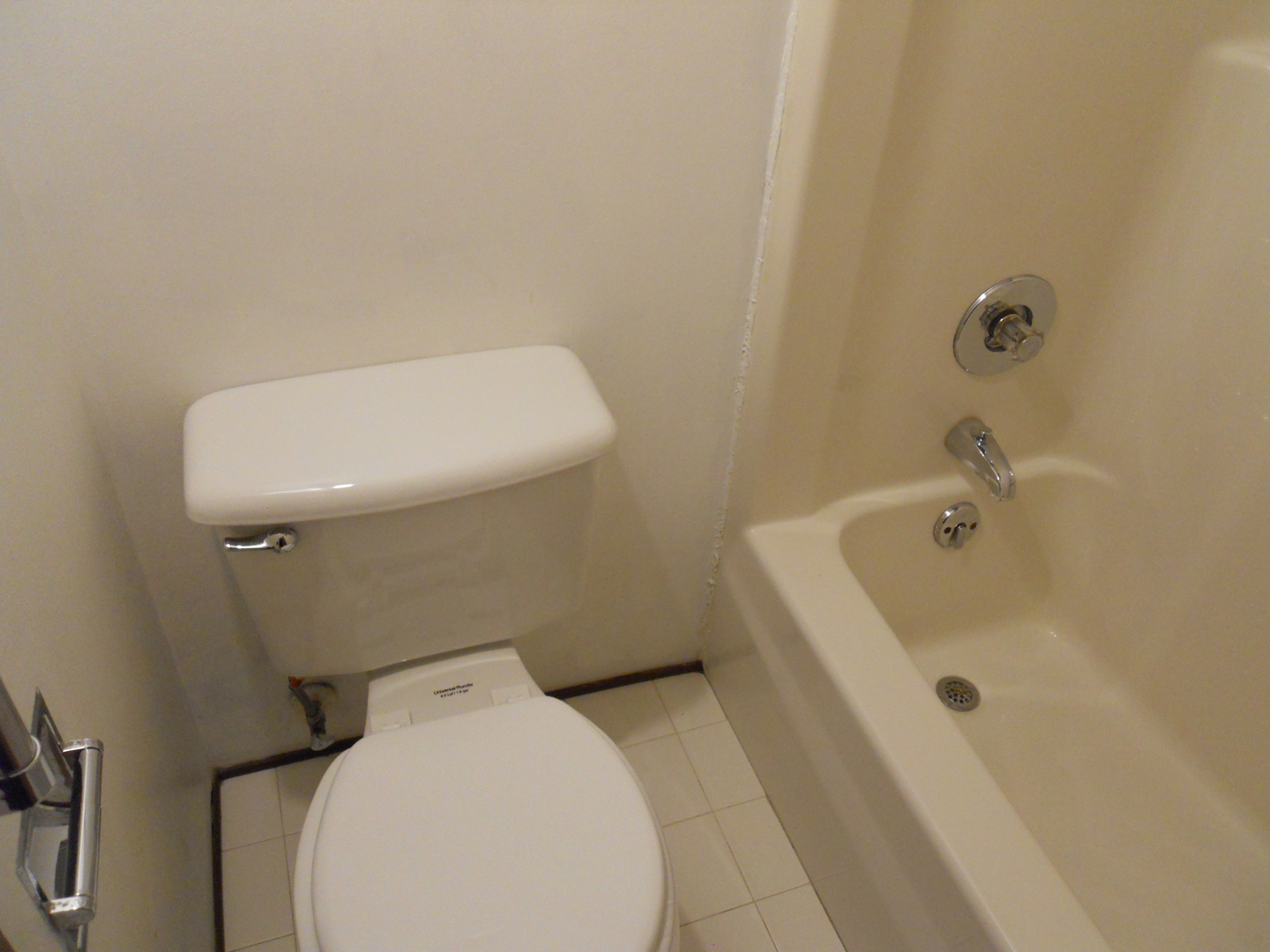 508 Kenneth Circle Elgin, IL 60120 - Photo 14 of 19 a bathroom with a sink a toilet and bathtub