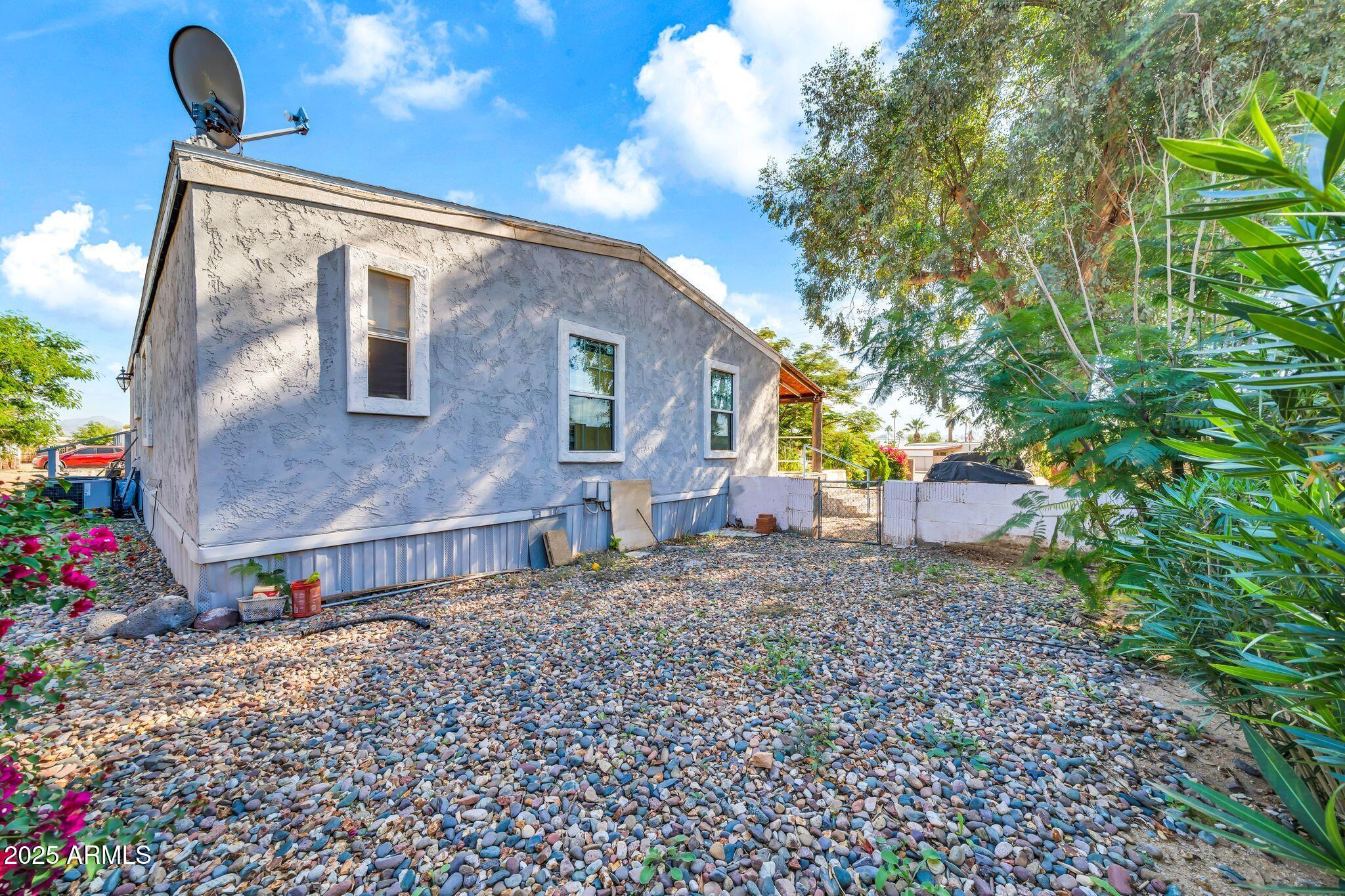 2510 East Utopia Road Phoenix, AZ 85050 - Photo 28 of 31 a backyard of a house with table and chairs