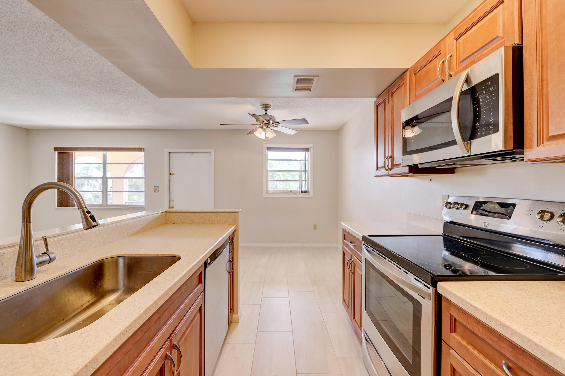 2600 South Kanner Highway, Unit R8 Stuart, FL 34994 - Photo 10 of 35 Kitchen
