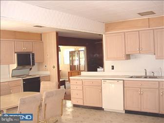 24 Islet Road Levittown, PA 19057 - Photo 5 of 6 Kitchen