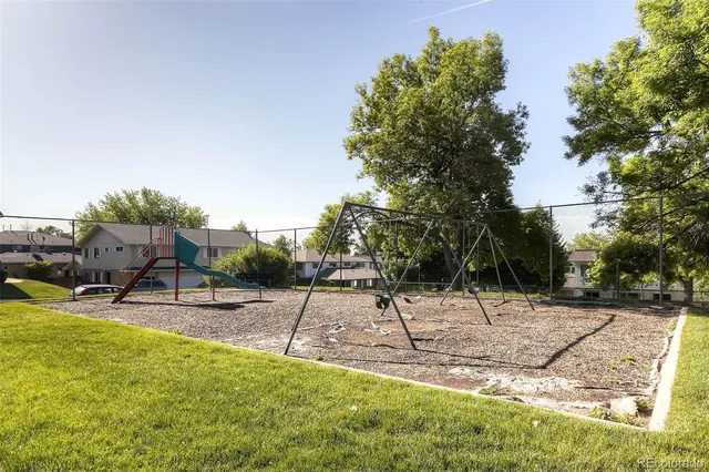 a view of yard with trees