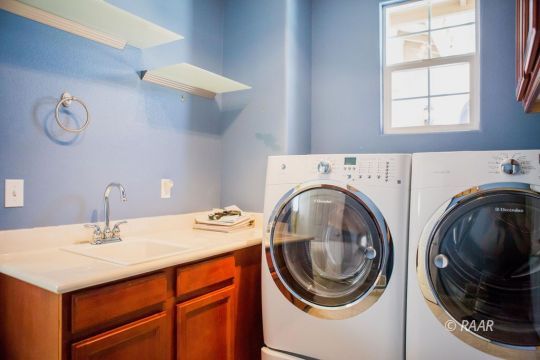 128 West Franklin Avenue Ridgecrest, CA 93555 - Photo 29 of 35 a utility room with dryer and washer