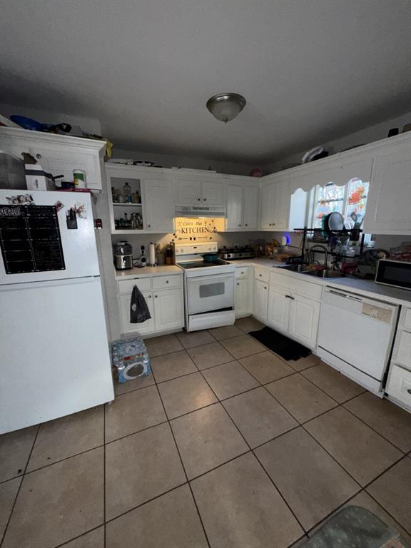 3454 Lawton Road Macon, GA 31204 - Photo 5 of 13 a kitchen with granite countertop a sink appliances and cabinets