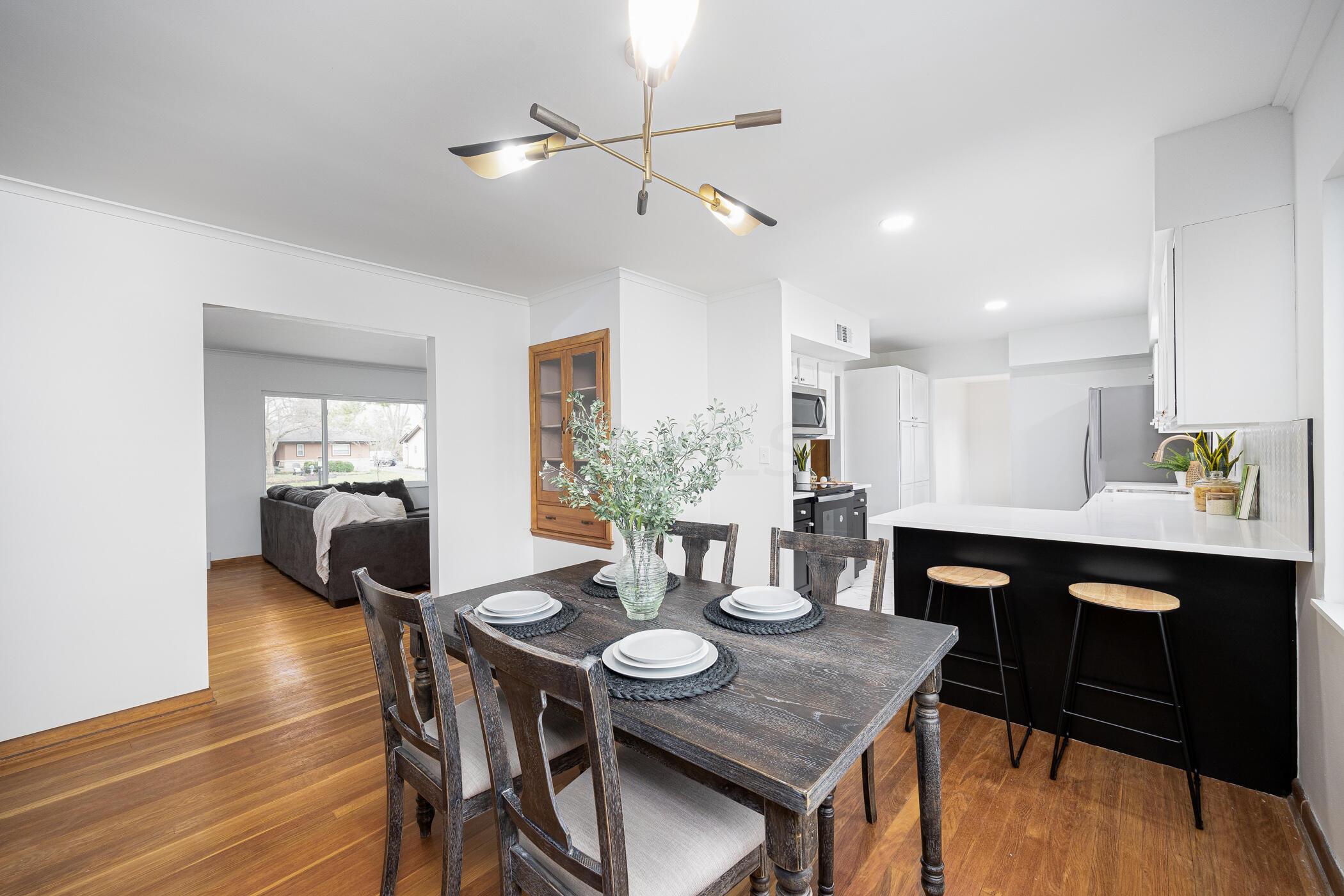 2864 Castlewood Road Columbus, OH 43209 - Photo 8 of 45 Dining / Eat In Kitchen