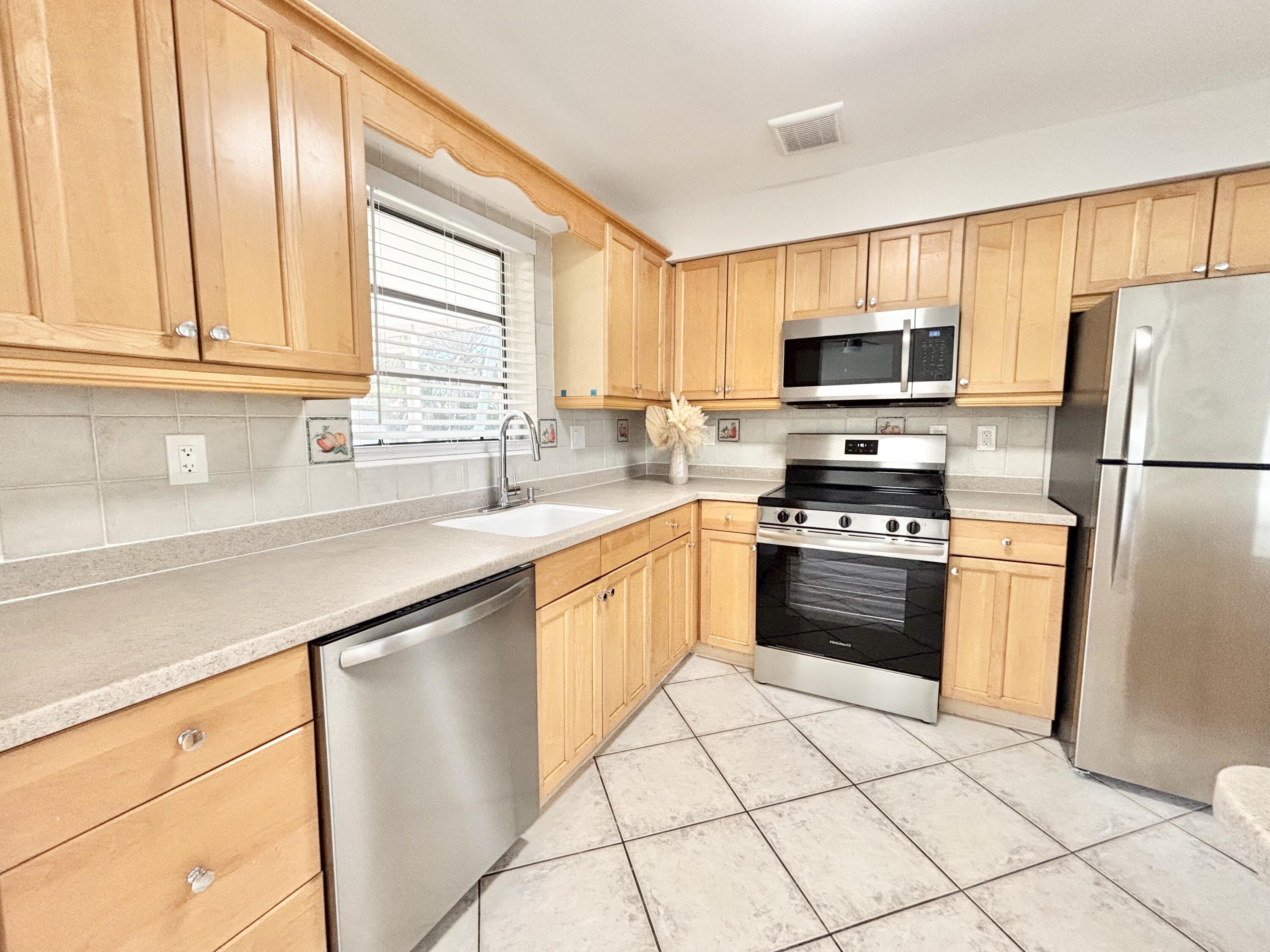 2370 Northeast 4th Avenue Boca Raton, FL 33431 - Photo 7 of 26 IMG_1419