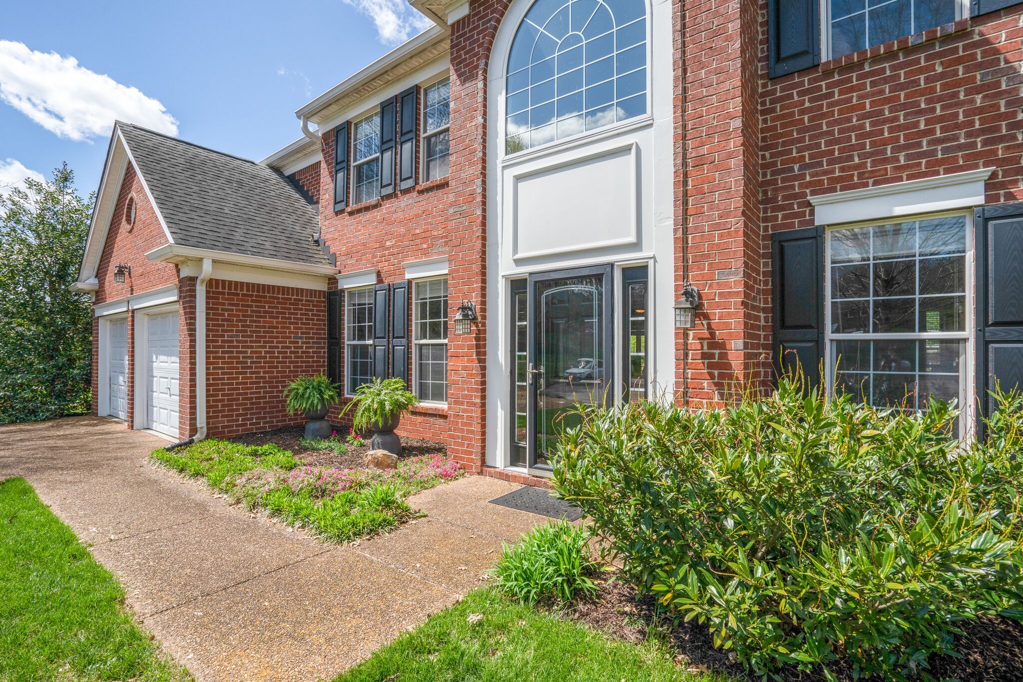 305 Knowle Place Franklin, TN 37069 - Photo 3 of 34 a front view of a house with garden and plants