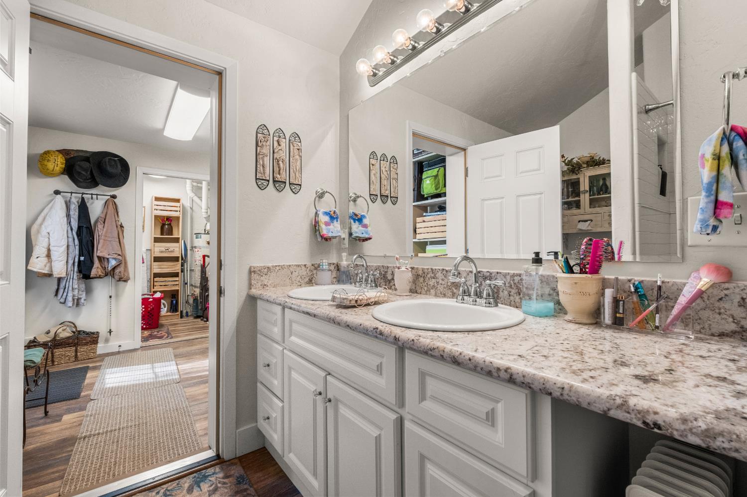 3217 Pleasant Valley Road Placerville, CA 95667 - Photo 27 of 59 Main bath