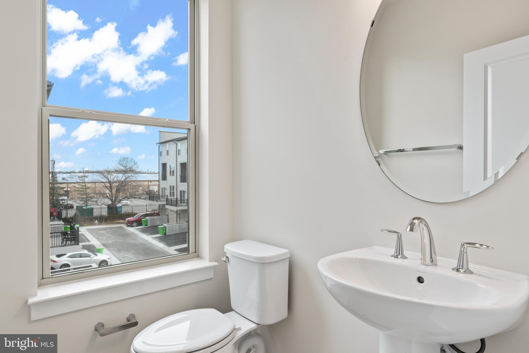 2152 Glacier Road, Unit 66 Herndon, VA 20170 - Photo 20 of 50 a bathroom with a toilet a sink and a mirror