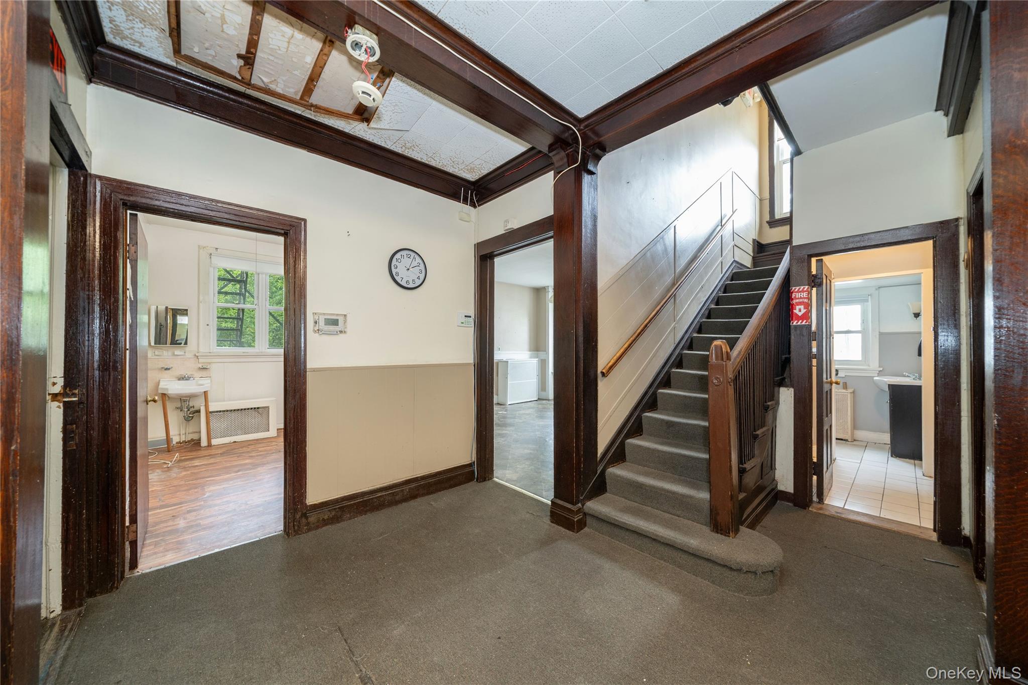 32 Ridgeview Avenue White Plains, NY 10606 - Photo 5 of 23 Front Foyer