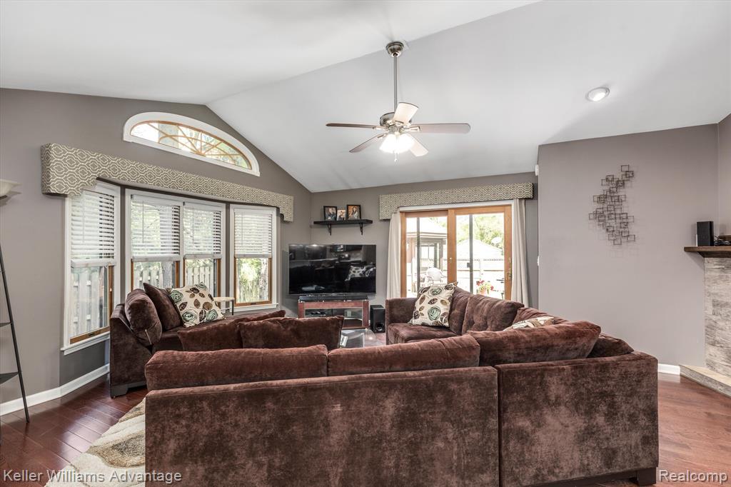 324 Valley Wolverine Lake, MI 48390 - Photo 7 of 25