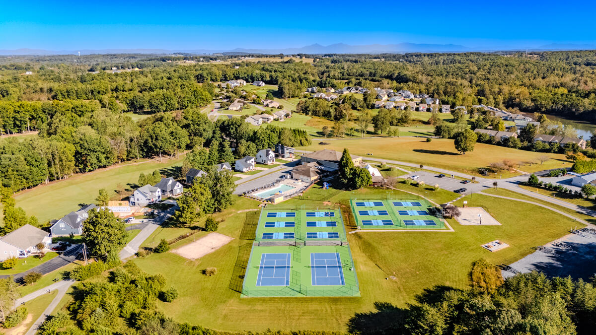 1217 Graves Harbor Trail, Unit 144 Huddleston, VA 24104 - Photo 24 of 30 Centre Area