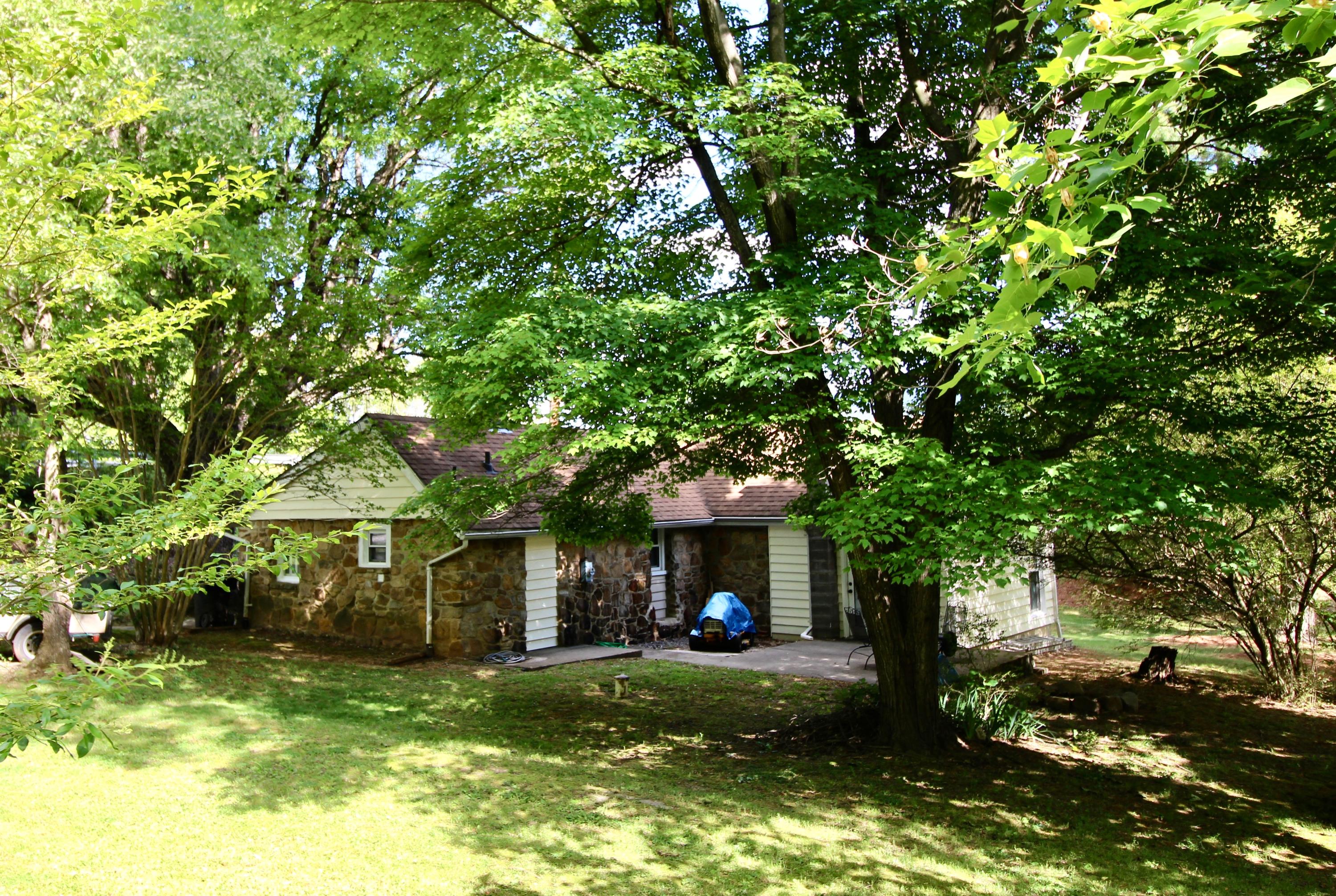 4066 Daugherty Road Salem, VA 24153 - Photo 6 of 23 a front view of a house with a garden