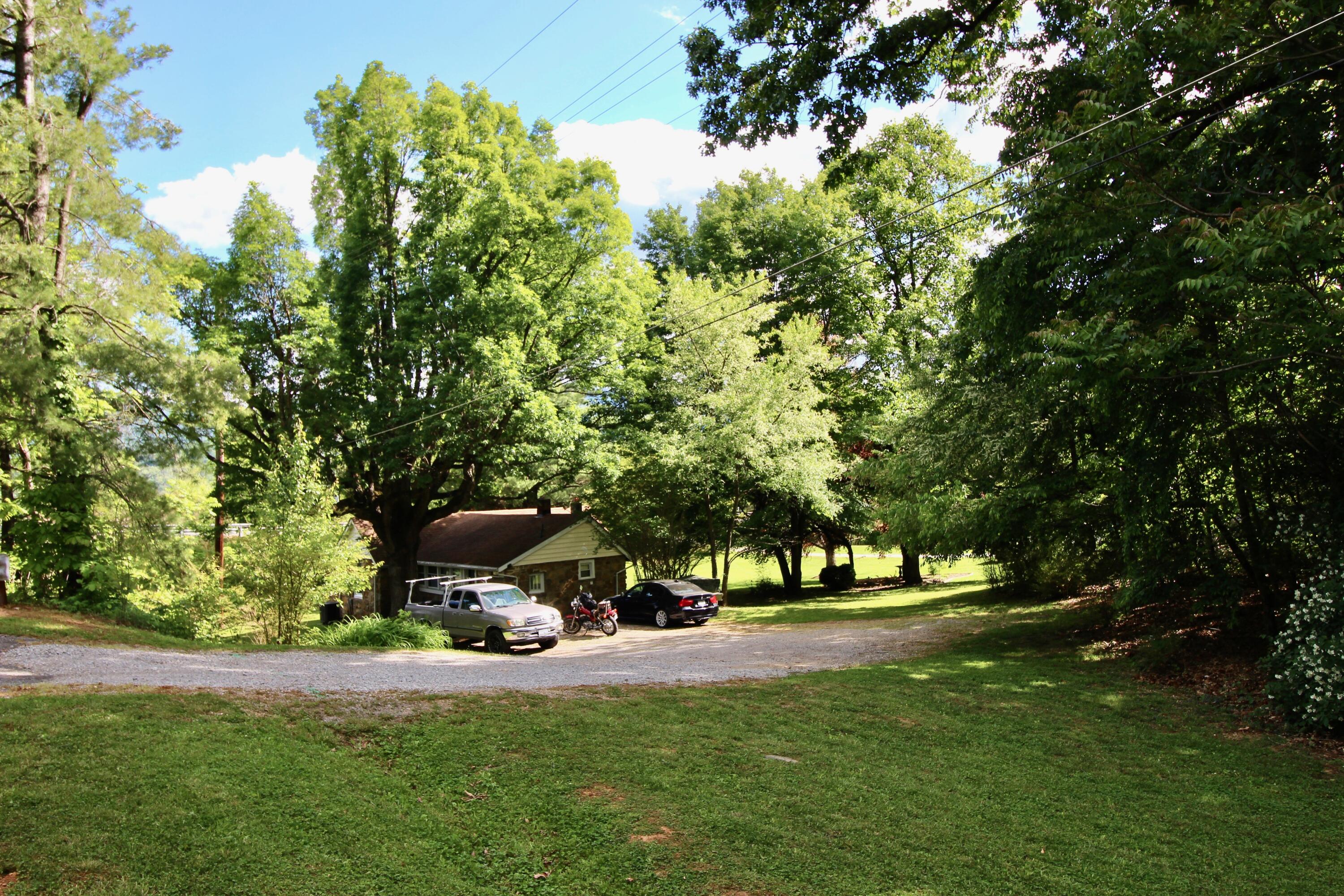 4066 Daugherty Road Salem, VA 24153 - Photo 8 of 23 a front view of a house with a yard