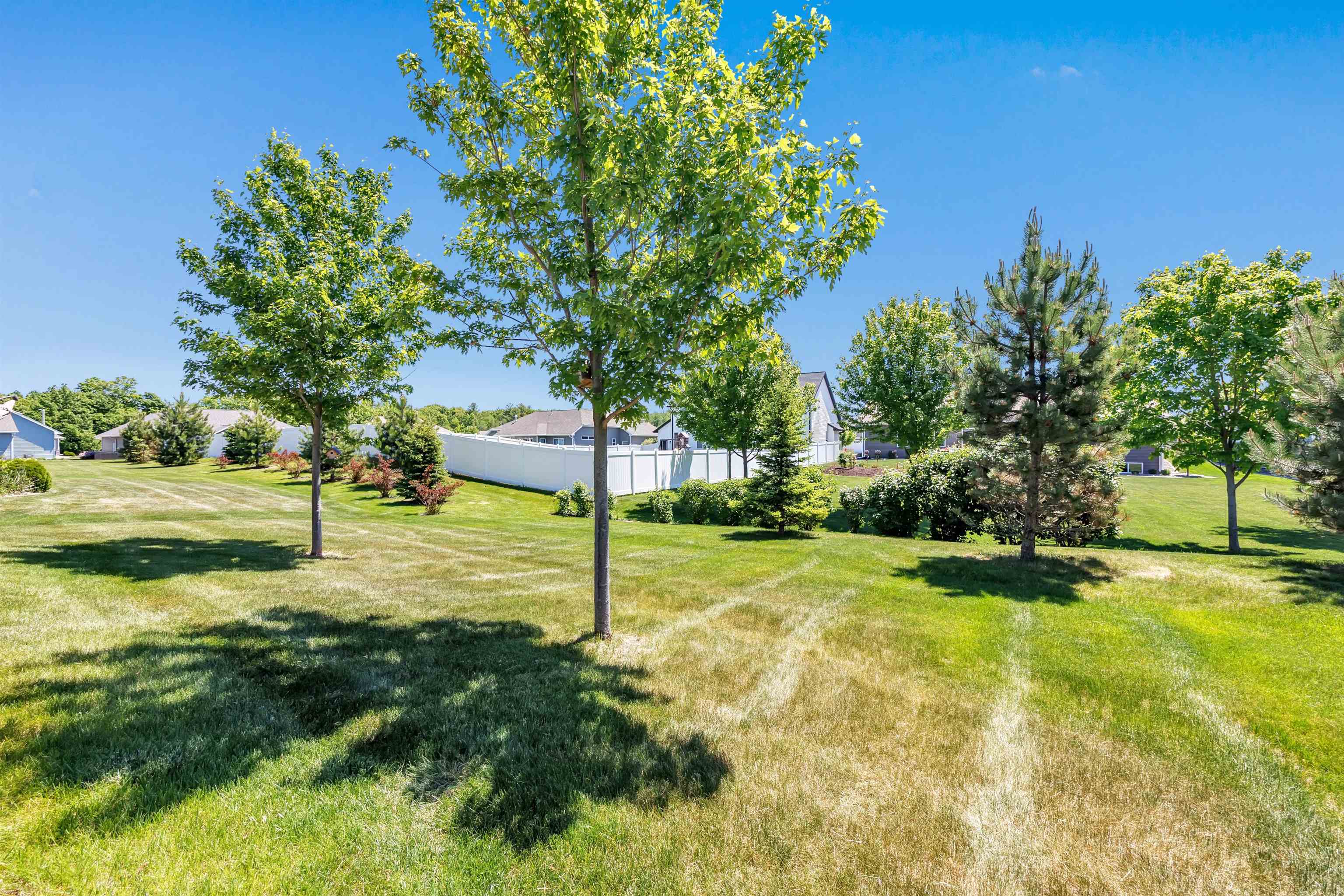 210 Bedford Road Green Bay, WI 54311 - Photo 4 of 46