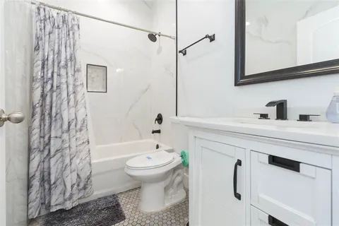 $2,550 | 2013 East Waters Avenue, Tampa, FL 33604