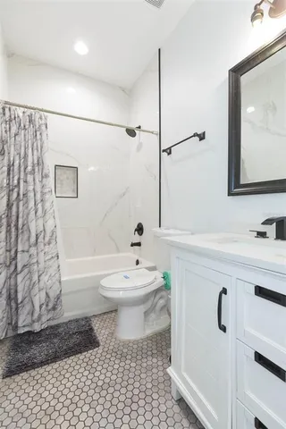 $2,550 | 2013 East Waters Avenue, Tampa, FL 33604