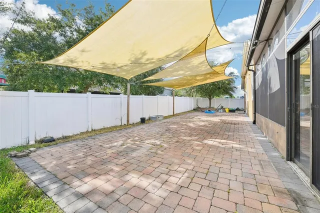 a view of a backyard