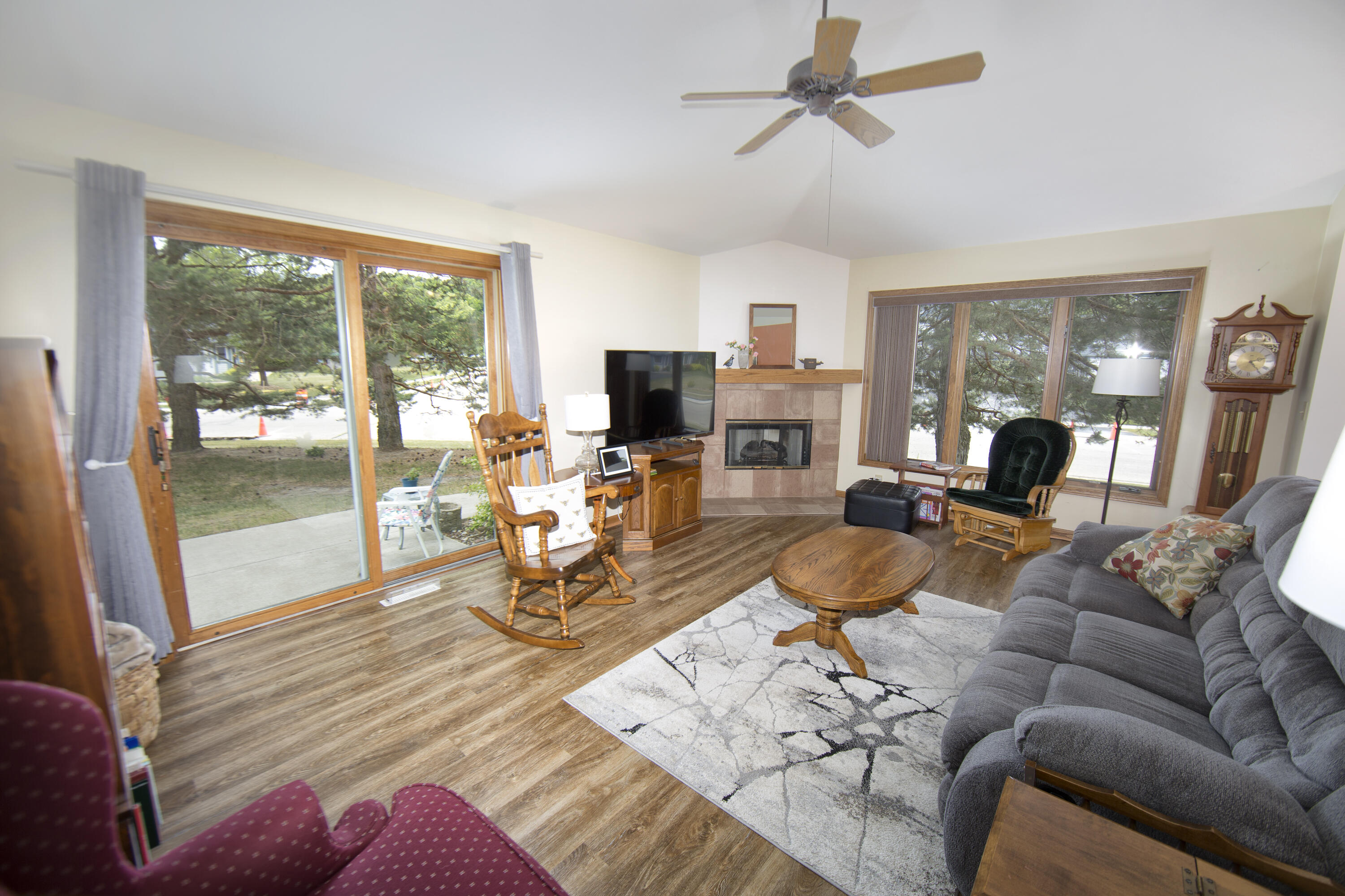 984 Bay View Circle Mukwonago, WI 53149 - Photo 4 of 35 Living Room