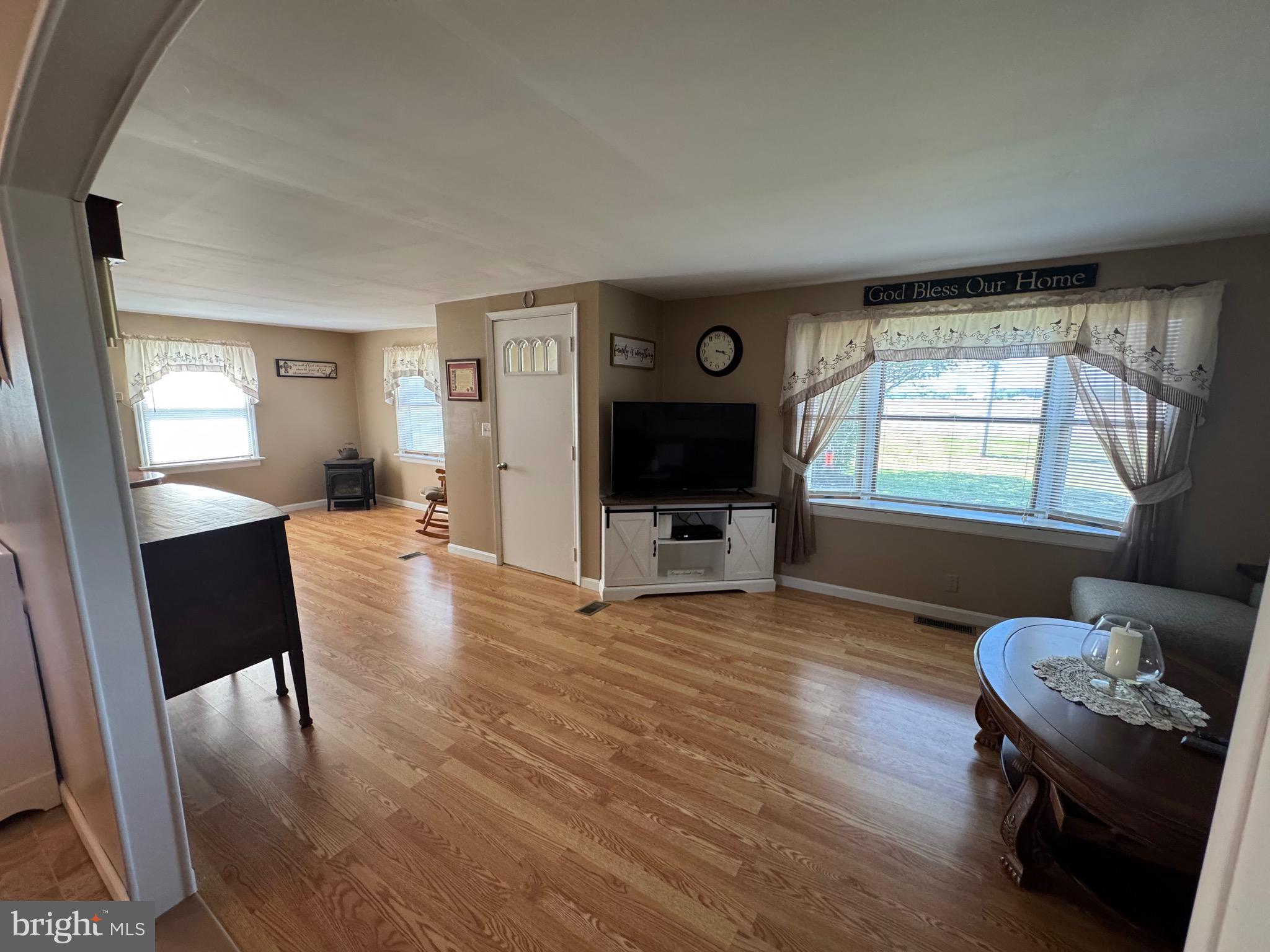 6101 Bethlehem Road Preston, MD 21655 - Photo 5 of 36 Large living room