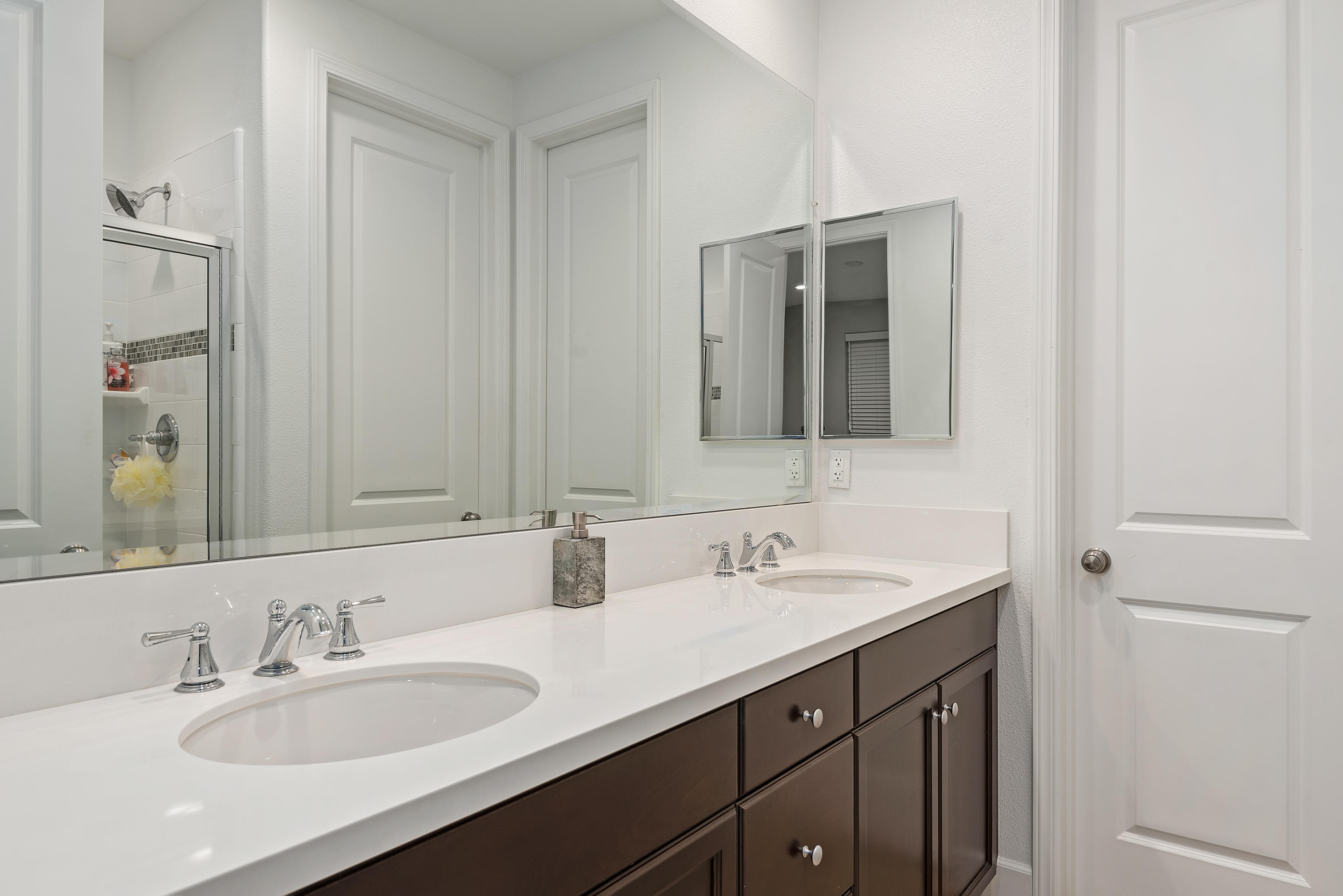 242 Robles Way Buellton, CA 93427 - Photo 12 of 25 a bathroom with 2 sink and a mirror