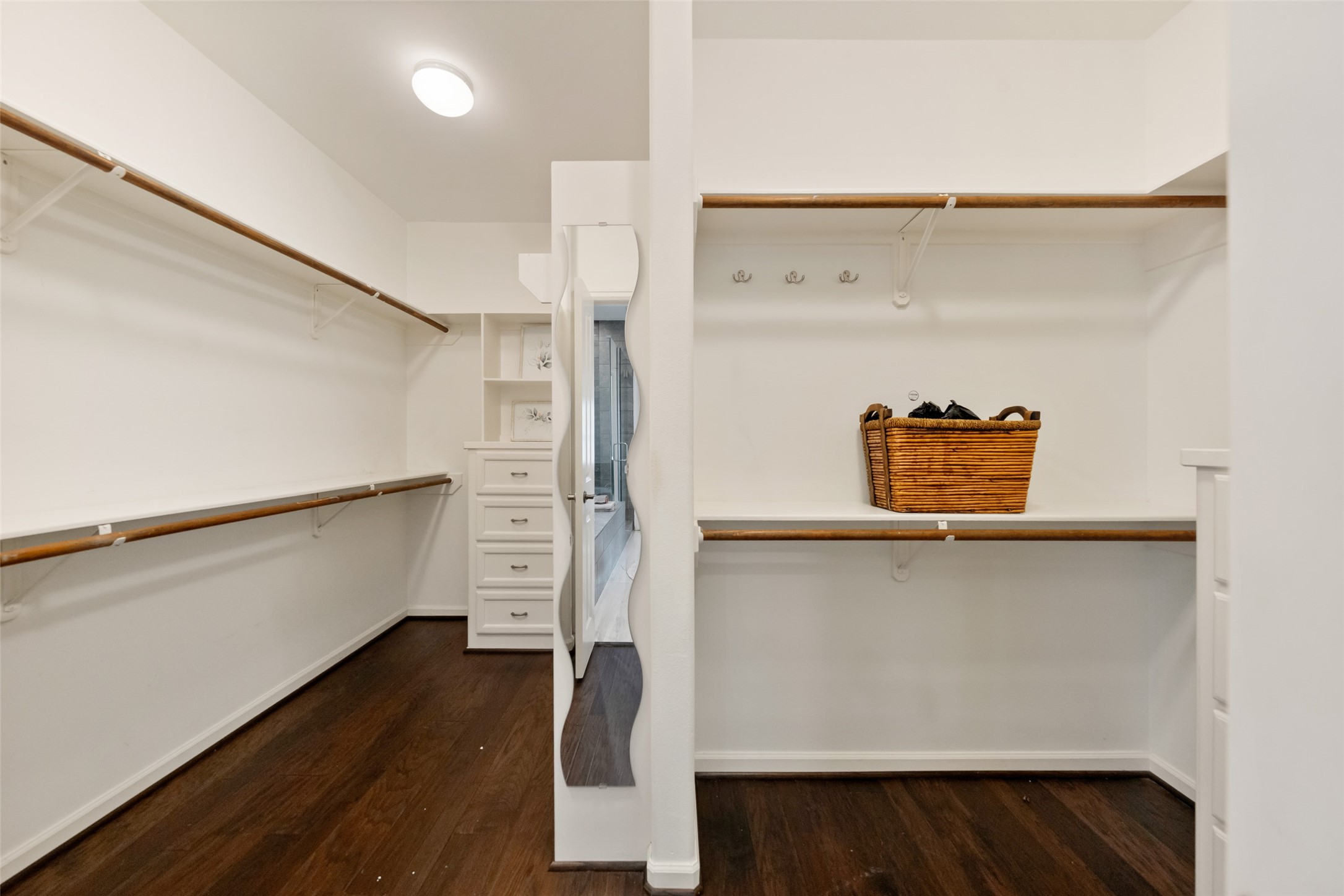 562 Bomar Street Houston, TX 77006 - Photo 16 of 28 Huge primary closet