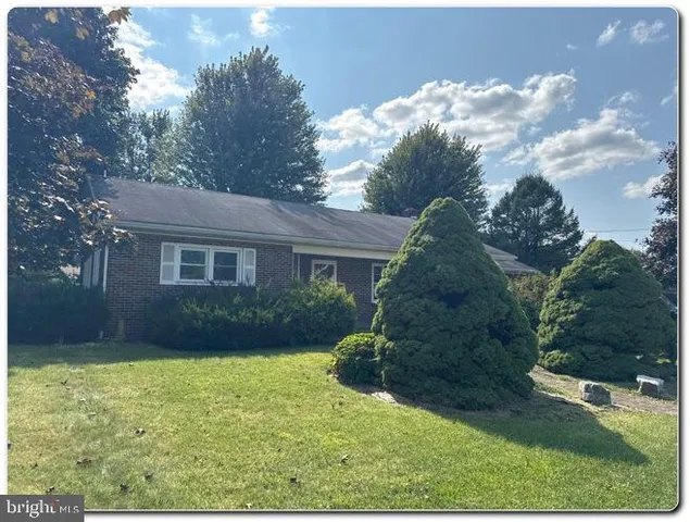 a view of a house with backyard and garden