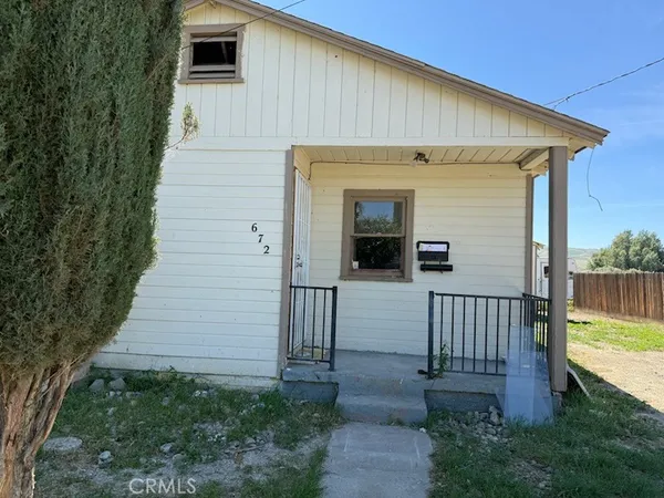 a view of a house with backyard and garden