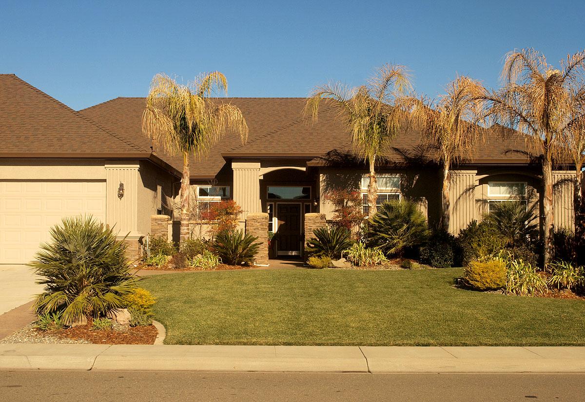 2758 Loggerhead Way Redding, CA 96002 - Photo 2 of 27 Mature Landscaping