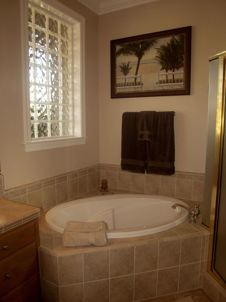 2758 Loggerhead Way Redding, CA 96002 - Photo 23 of 27 Garden Tub