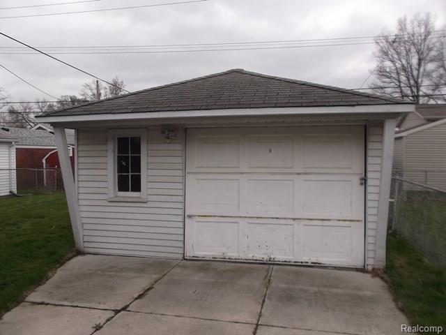 8306 State Park Center Line, MI 48015 - Photo 4 of 18 261-940429 GARAGE.jpg