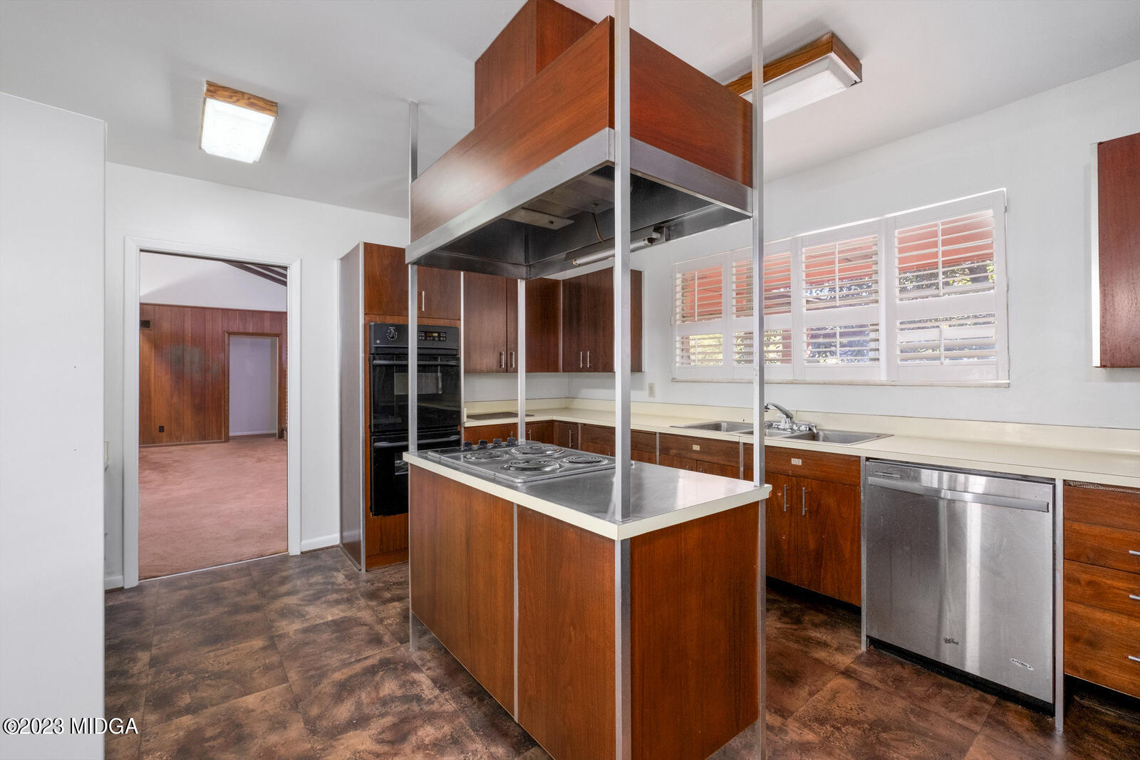 1460 Lone Oak Road Macon, GA 31211 - Photo 2 of 34 a kitchen that has a sink and a stove in it