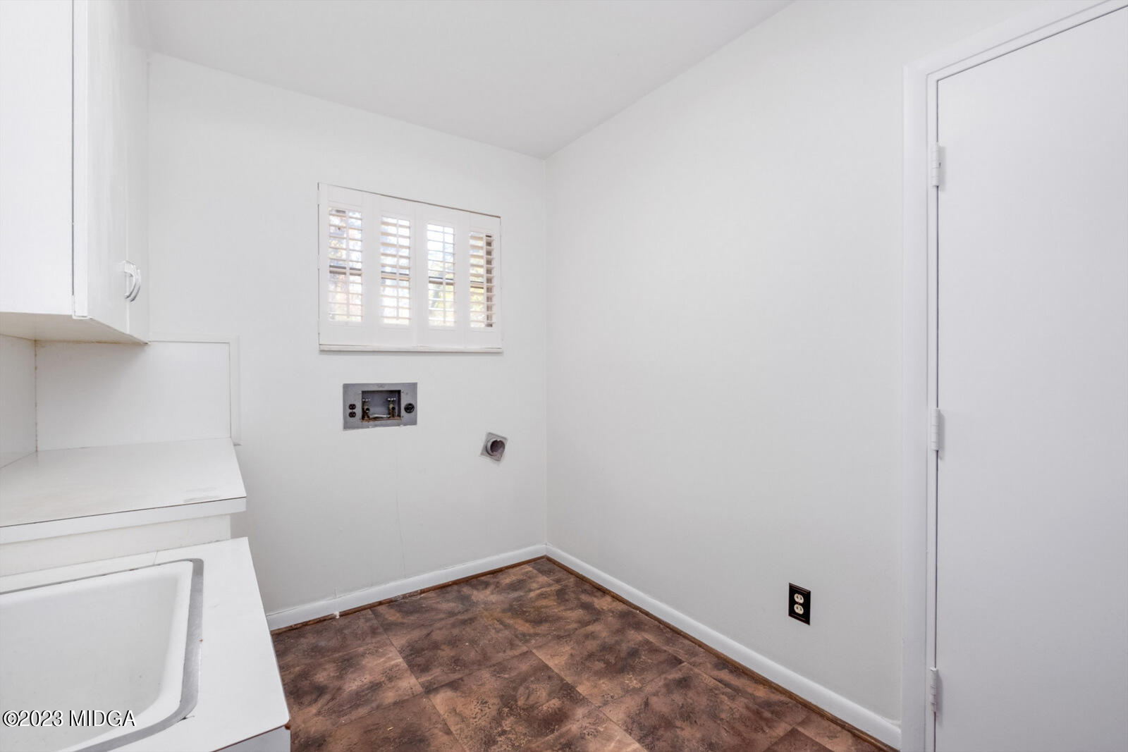 1460 Lone Oak Road Macon, GA 31211 - Photo 23 of 34 a view of an empty room with a window