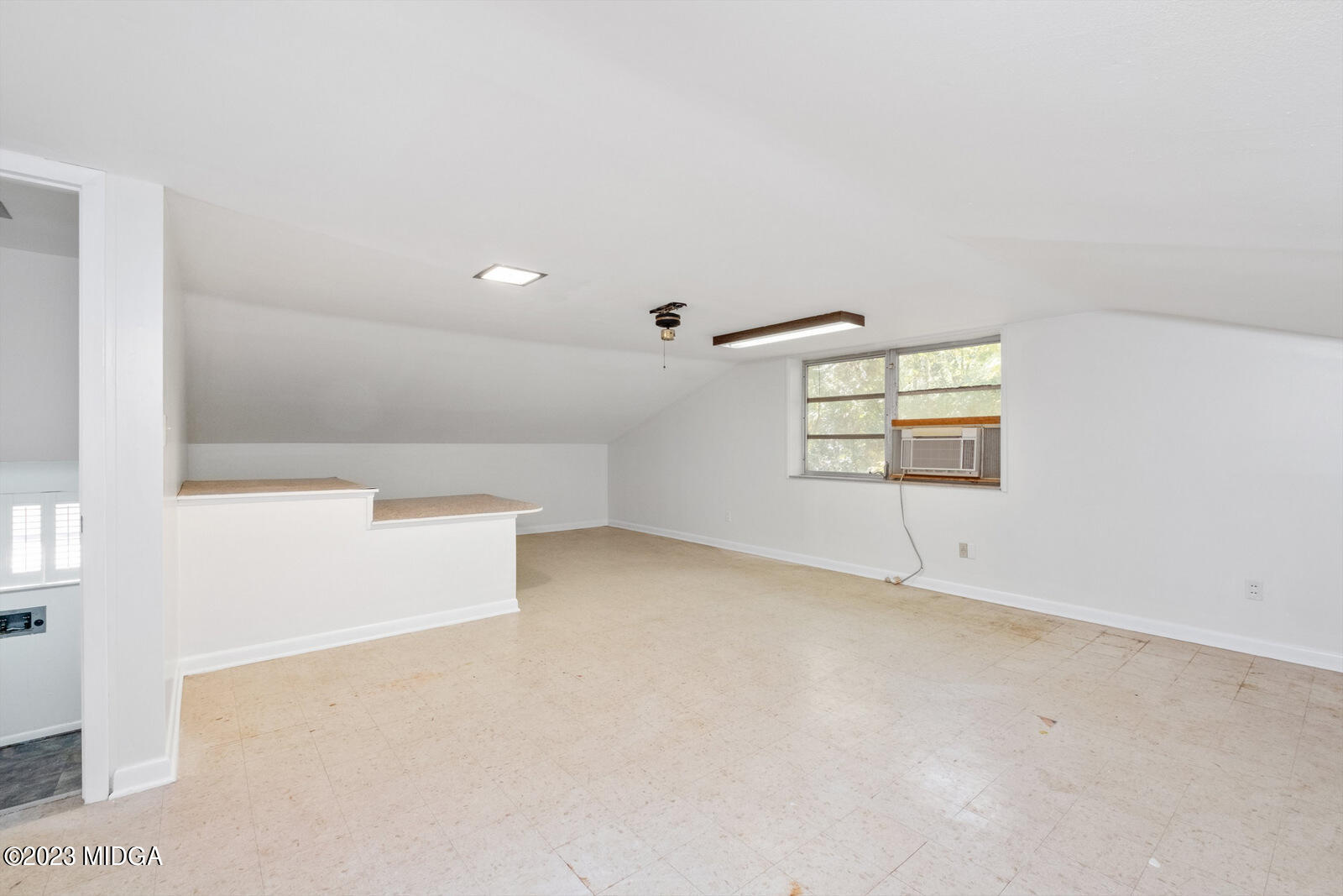 1460 Lone Oak Road Macon, GA 31211 - Photo 24 of 34 an empty room with windows