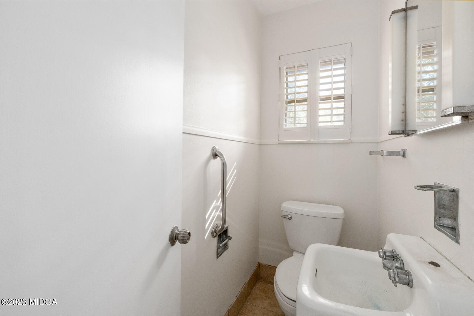 1460 Lone Oak Road Macon, GA 31211 - Photo 26 of 34 a bathroom with a sink a toilet and a mirror
