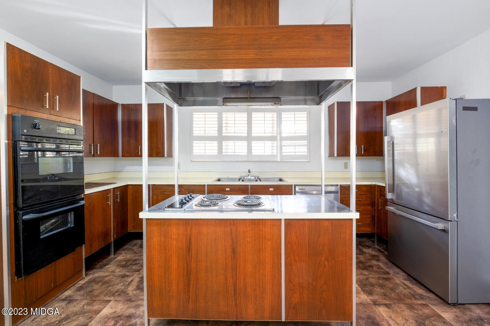 1460 Lone Oak Road Macon, GA 31211 - Photo 5 of 34 a kitchen with stainless steel appliances granite countertop a stove a refrigerator and a sink