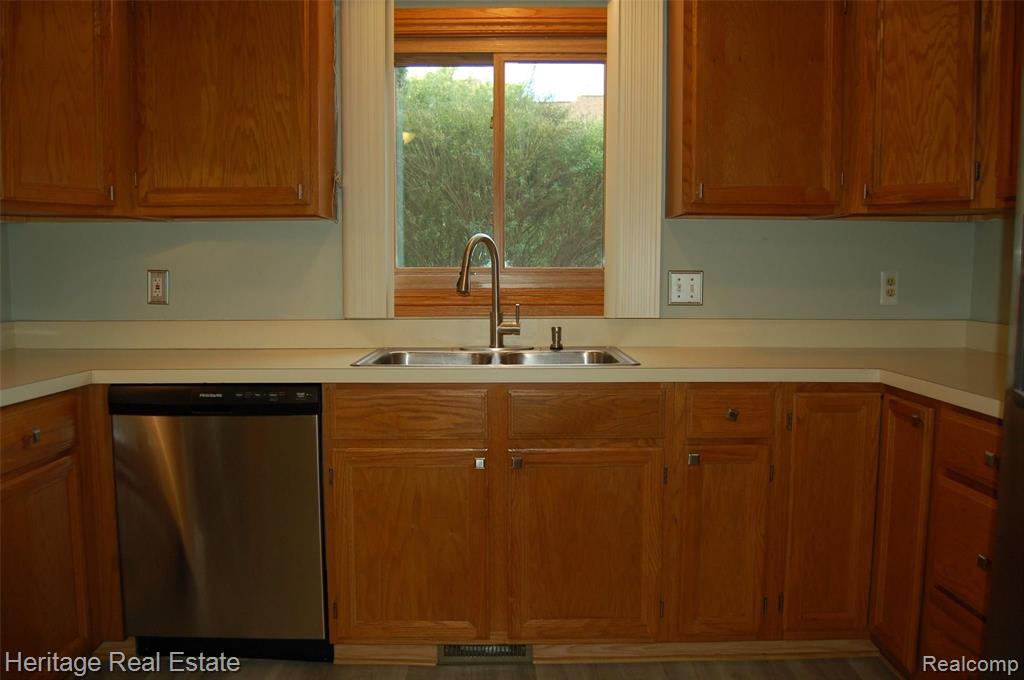 2188 Rochelle Park Drive Rochester, MI 48309 - Photo 8 of 31