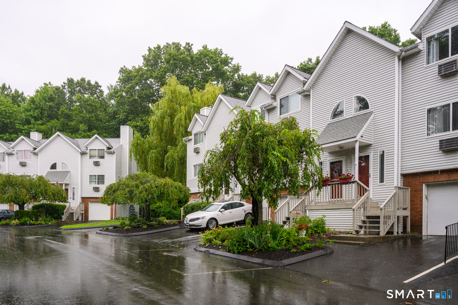 925 Oronoke Road Waterbury, CT 06708 - Photo 2 of 33