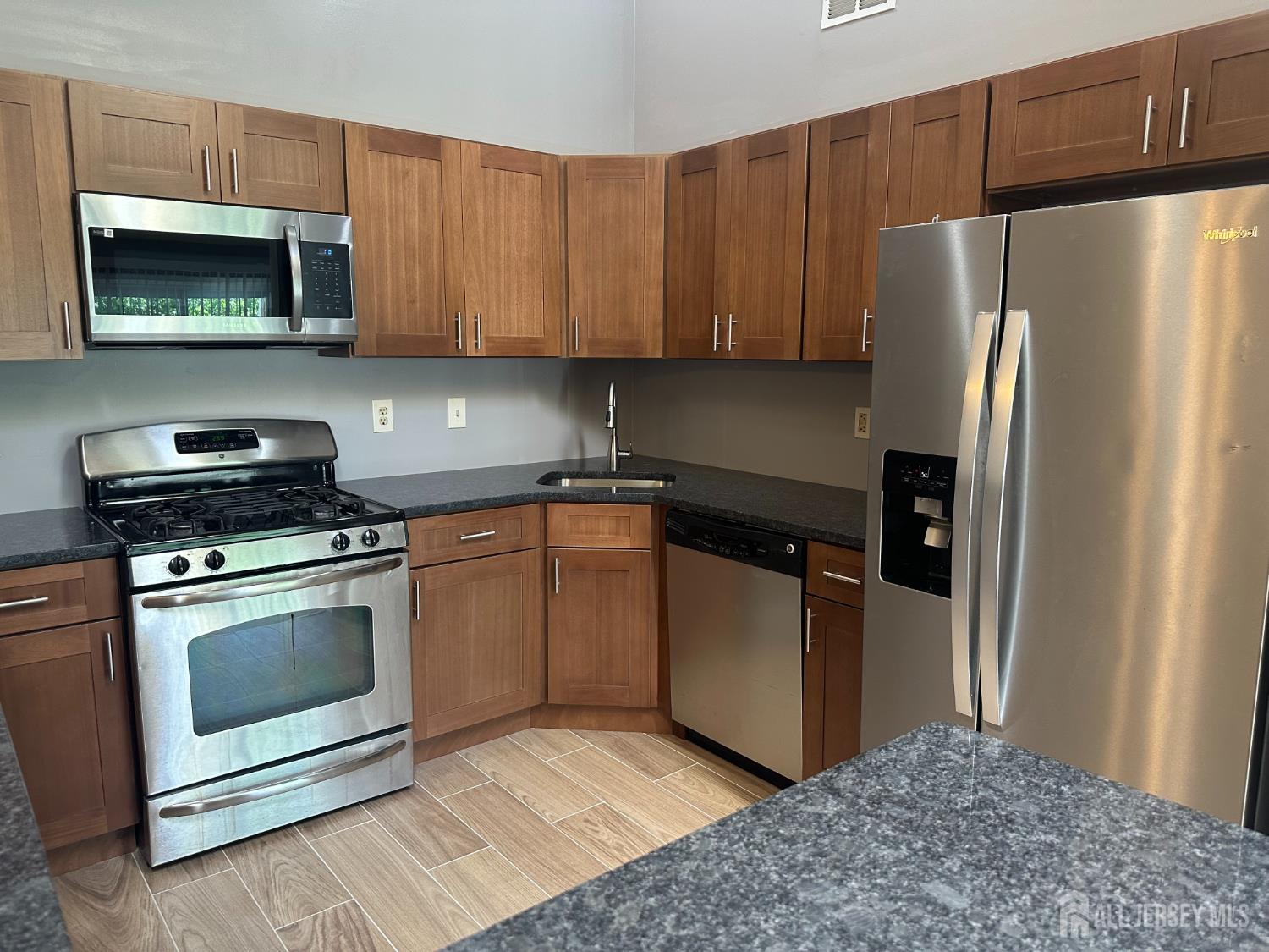 304 Wimbeldon Court North Brunswick, NJ 08902 - Photo 2 of 19