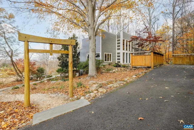 a view of a pathway with a yard