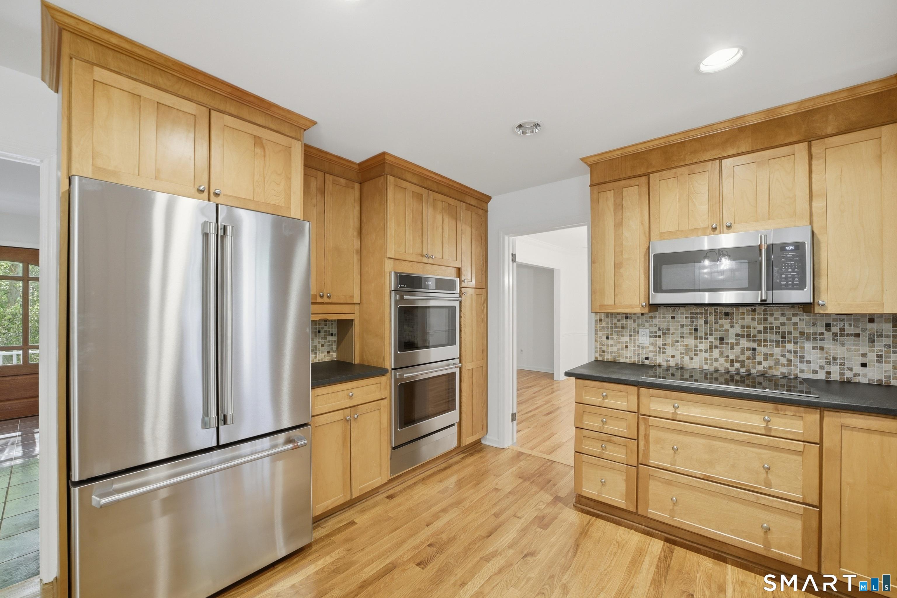 156 West Haviland Lane Stamford, CT 06903 - Photo 9 of 29