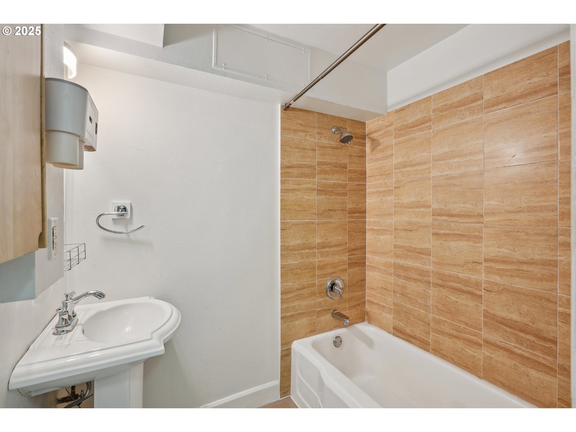 1205 Southwest Cardinell Drive, Unit 604 Portland, OR 97201 - Photo 16 of 25